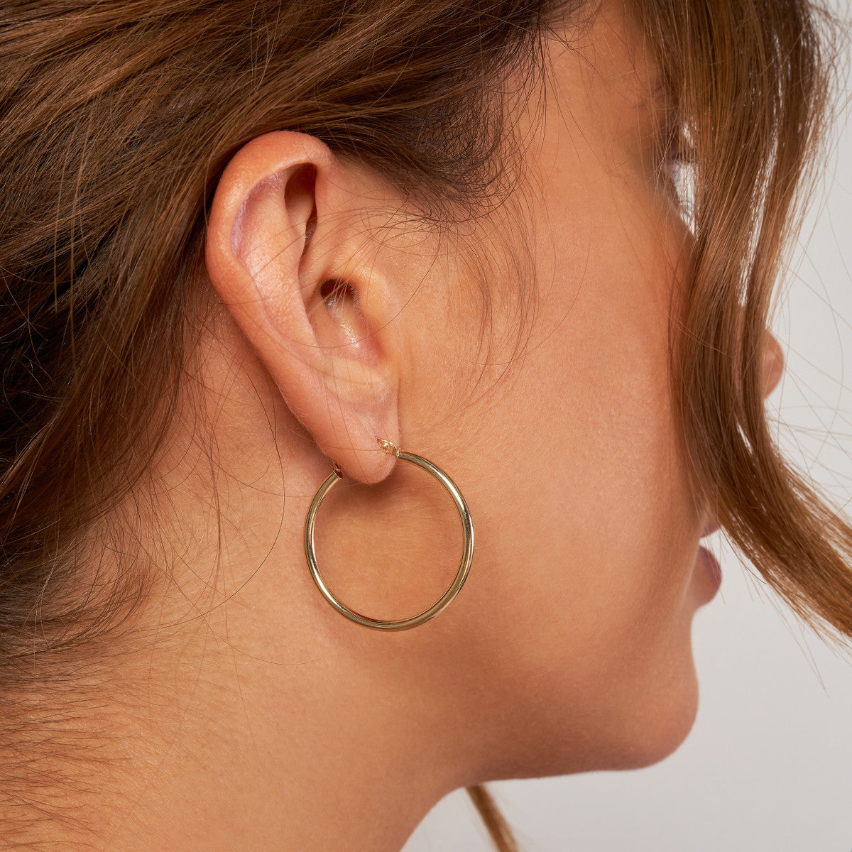 30mm Lightweight Hoop Earrings in Yellow Gold